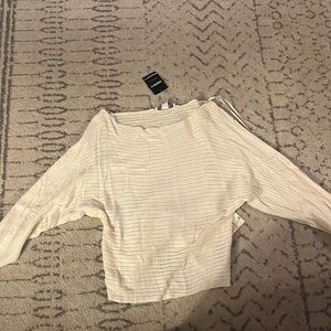 Off-the-shoulder long sleeve tee